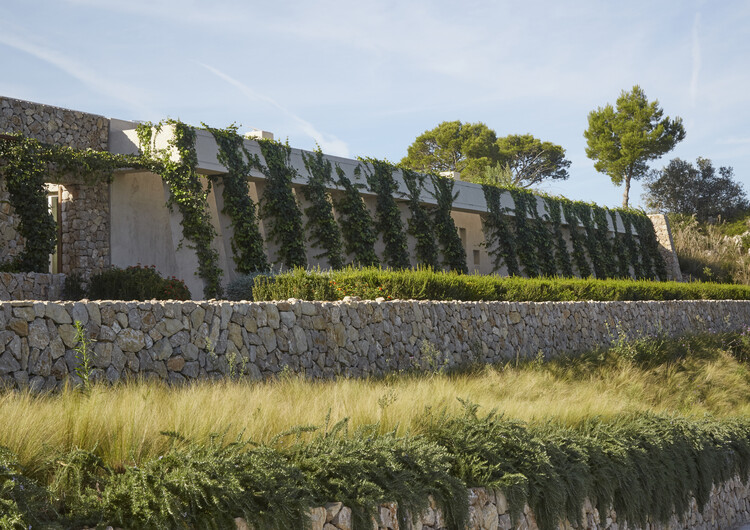 Son Llodrà House: Merge into the Landscape / Bastidas Architecture - Houses