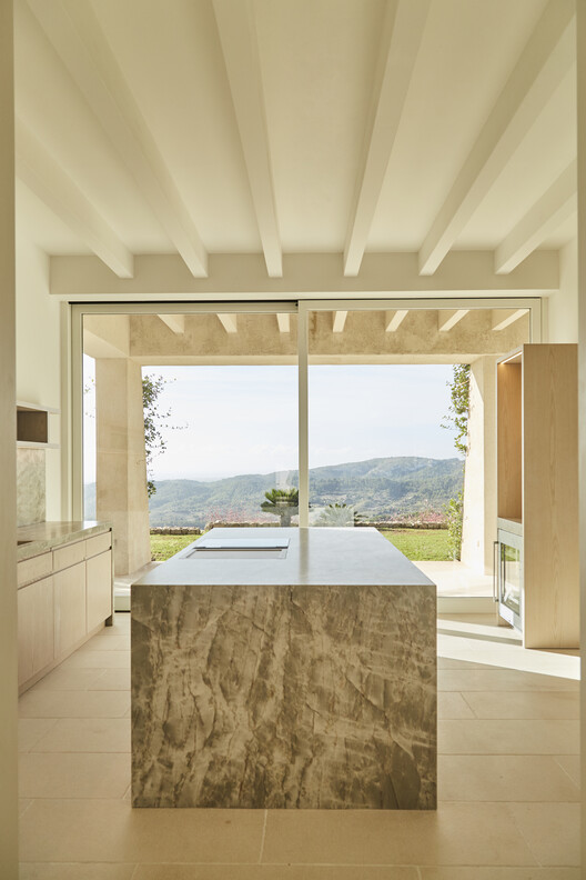 Son Llodrà House: Merge into the Landscape / Bastidas Architecture - Interior Photography, Kitchen, Concrete, Beam