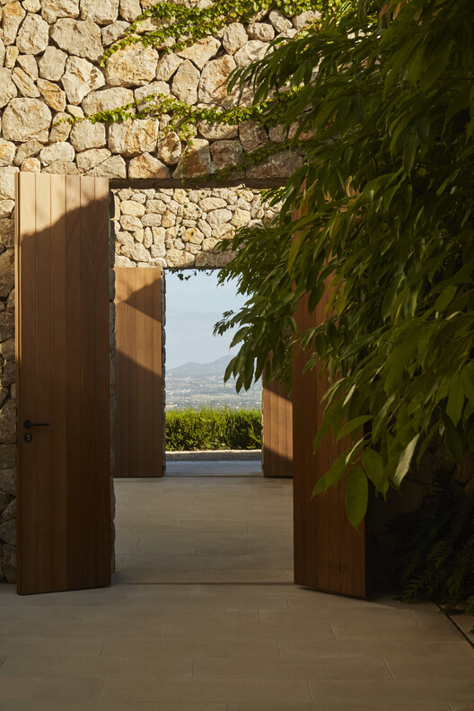 Son Llodrà House: Merge into the Landscape / Bastidas Architecture - Image 4 of 21