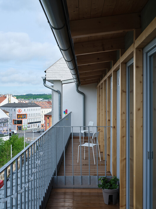 Harfa Rooftop Extension / matěj šebek architekti Harfa Rooftop Extension / matěj šebek architekti - Exterior Photography, Wood, Balcony, Handrail, Deck