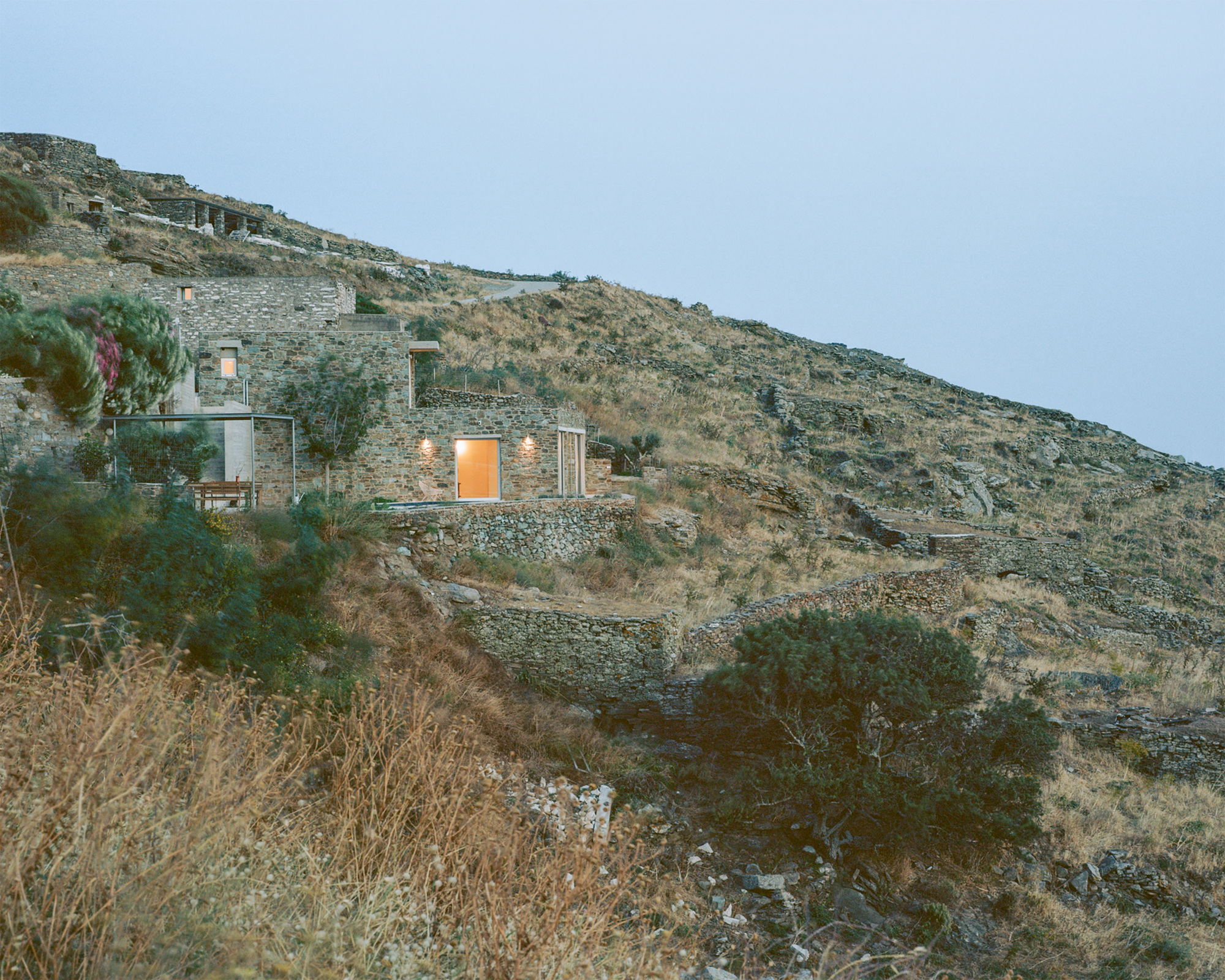 Una casa en Tinos acepta su geometría irregular para sumar una nueva vida, vista 2