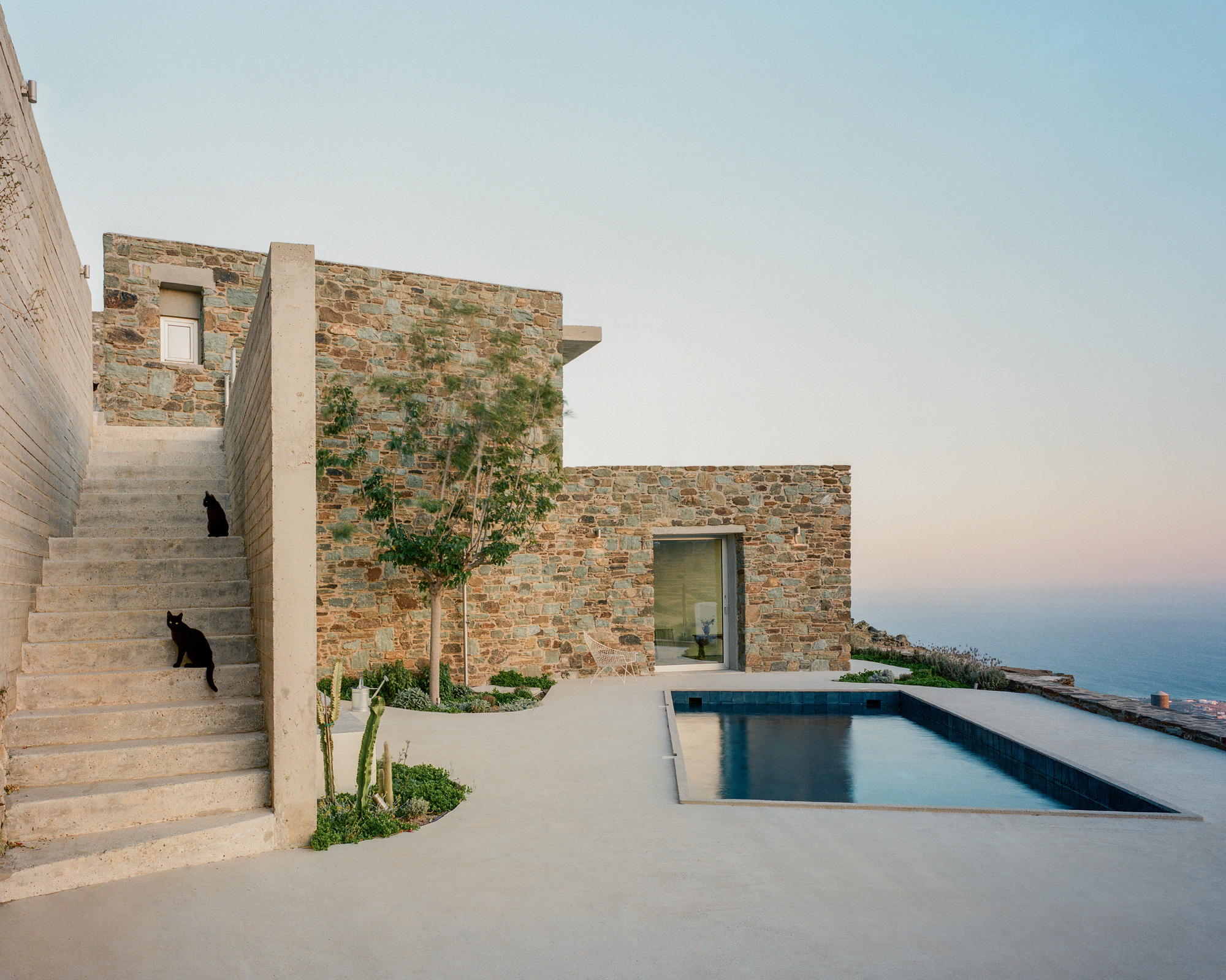 Una casa en Tinos acepta su geometría irregular para sumar una nueva vida, vista 3