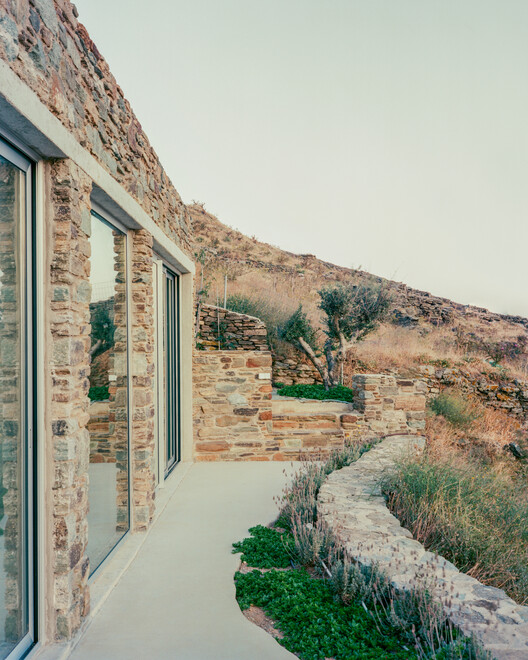 Casa en Tinos / Kelly Spanou - Imagen 6 de 33