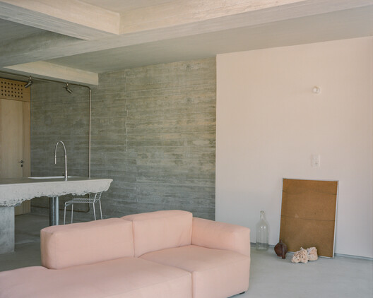 Casa en Tinos / Kelly Spanou - Fotografía interior, Sala de estar, Madera, Sillas, Concreto