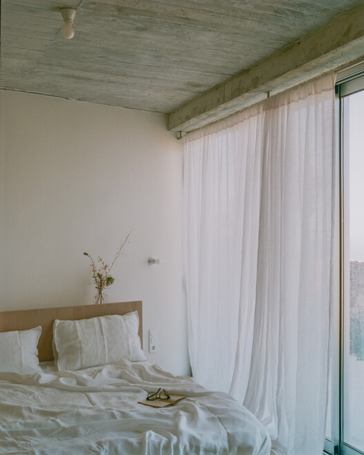 Casa en Tinos / Kelly Spanou - Fotografía interior, Dormitorio, Madera, Camas, Iluminación