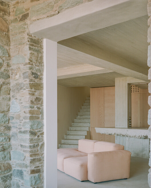 Casa en Tinos / Kelly Spanou - Fotografía interior, Escaleras, Concreto, Pilares, Fijación Vigas