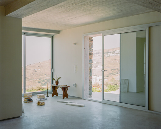Casa en Tinos / Kelly Spanou - Fotografía interior, Puerta, Concreto