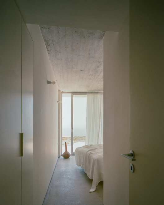 Casa en Tinos / Kelly Spanou - Fotografía interior, Madera, Dormitorio, Camas