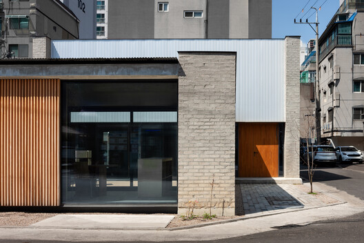 Sungui Church Cultural Space (ㅅㄱ) / SML Sungui Church Cultural Space (ㅅㄱ) / SML - Exterior Photography, Facade, Door, Concrete