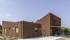 Arena Bruja House / Un Estudio Propio