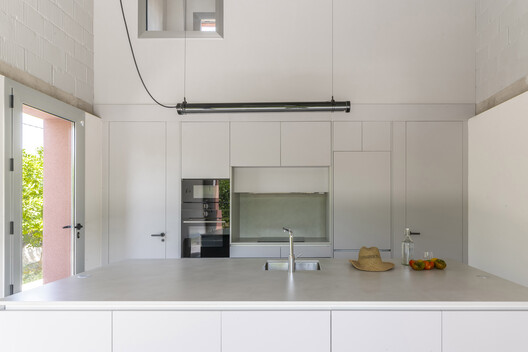 Arena Bruja House / Un Estudio Propio Arena Bruja House / Un Estudio Propio - Interior Photography, Kitchen, Countertop, Lighting, Sink, Glass