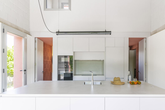 Arena Bruja House / Un Estudio Propio Arena Bruja House / Un Estudio Propio - Interior Photography, Kitchen, Countertop, Sink