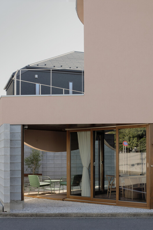 House Around the Corner in Kugahara / some ( ) + Tezzo Nishizawa Architects House Around the Corner in Kugahara / some ( ) + Tezzo Nishizawa Architects - Interior Photography, Wood, Concrete, Balcony