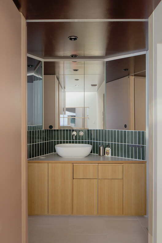 House Around the Corner in Kugahara / some ( ) + Tezzo Nishizawa Architects House Around the Corner in Kugahara / some ( ) + Tezzo Nishizawa Architects - Interior Photography, Bathroom, Wood, Lighting, Countertop, Glass, Sink
