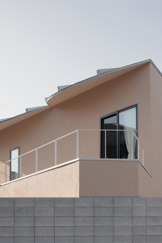 House Around the Corner in Kugahara / some ( ) + Tezzo Nishizawa Architects House Around the Corner in Kugahara / some ( ) + Tezzo Nishizawa Architects - Exterior Photography, Balcony