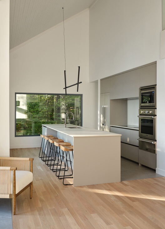 Chalet des Huarts / Atelier MAa architecture + Chalet des Huarts / Atelier MAa architecture + - Fotografía interior, Cocina, Madera, Iluminación, Sillas, Encimera