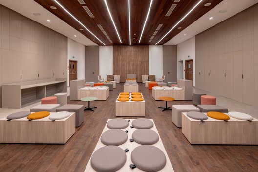 Centro Sociocultural de Kenitra / AGA STUDIO Centro Sociocultural de Kenitra / AGA STUDIO - Fotografía interior, Sala de estar, Madera, Iluminación, Sillas