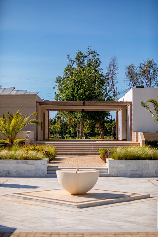 Centro Sociocultural de Kenitra / AGA STUDIO Centro Sociocultural de Kenitra / AGA STUDIO - Fotografía exterior, Jardín, Concreto, Patio interior, Pilares, Patio