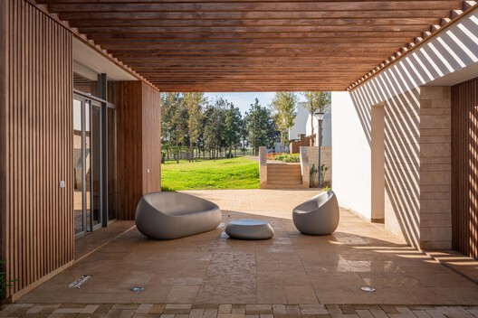 Centro Sociocultural de Kenitra / AGA STUDIO Centro Sociocultural de Kenitra / AGA STUDIO - Fotografía interior, Sala de estar, Madera, Jardín, Terraza