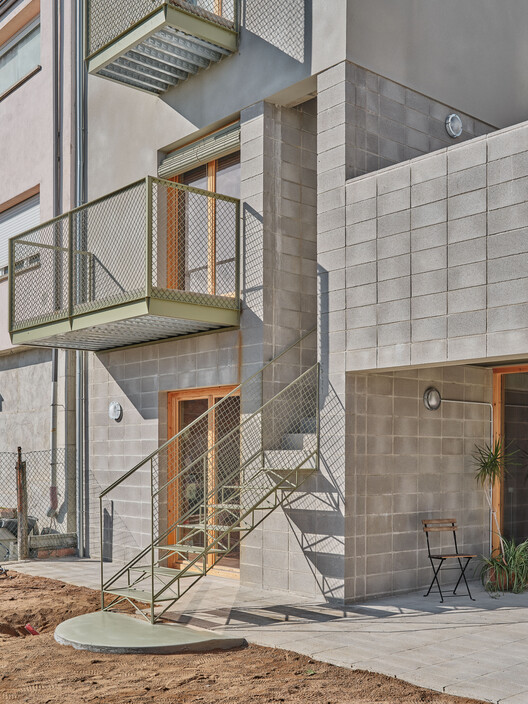 A Casa da Figueira / Comas-Pont arquitectes A Casa da Figueira / Comas-Pont arquitectes - Fotografia de Interiores, Escada, Concreto, Corrimão, Balcão