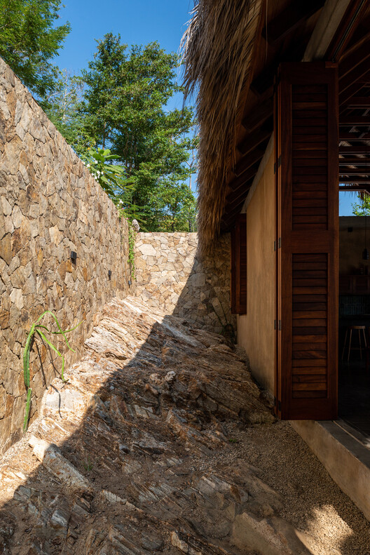 Casa Yuu' Kee' / em-estudio Casa Yuu' Kee' / em-estudio - Fotografía exterior, Madera, Ladrillo