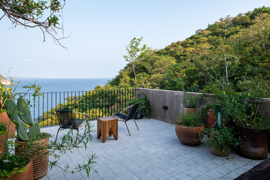 Casa Yuu' Kee' / em-estudio Casa Yuu' Kee' / em-estudio - Fotografía exterior, Sillas, Jardín, Terraza, Patio, Balcón, Patio interior