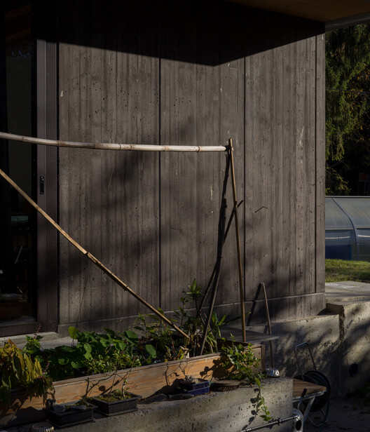 An unfinished domestic device as a threshold between interior and landscape / EX. An unfinished domestic device as a threshold between interior and landscape / EX. - Image 8 of 23