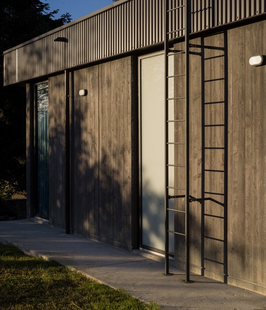 An unfinished domestic device as a threshold between interior and landscape / EX. An unfinished domestic device as a threshold between interior and landscape / EX. - Image 3 of 23