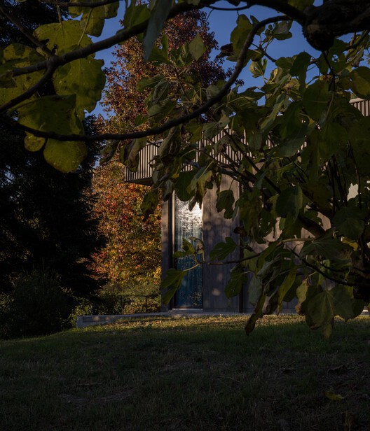 An unfinished domestic device as a threshold between interior and landscape / EX. - Image 6 of 23