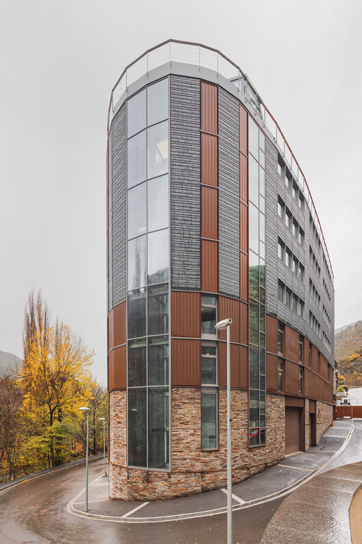 Edifício de Uso Misto de Escritórios, Depósito e Estacionamento / KF arquitectes - Fotografia de Exterior