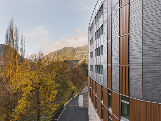 Edifício de Uso Misto de Escritórios, Depósito e Estacionamento / KF arquitectes Edifício de Uso Misto de Escritórios, Depósito e Estacionamento / KF arquitectes - Fotografia de Exterior