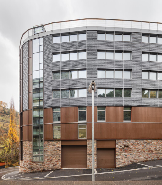 Edifício de Uso Misto de Escritórios, Depósito e Estacionamento / KF arquitectes Edifício de Uso Misto de Escritórios, Depósito e Estacionamento / KF arquitectes - Fotografia de Exterior