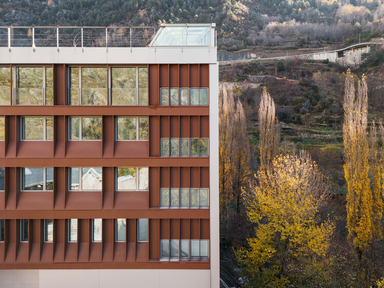 Mixed-Use Office, Warehouse and Parking Building / KF arquitectes - Exterior Photography,           Parking