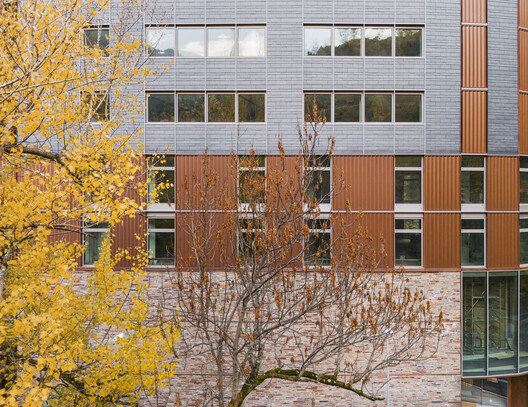 Edifício de Uso Misto de Escritórios, Depósito e Estacionamento / KF arquitectes Edifício de Uso Misto de Escritórios, Depósito e Estacionamento / KF arquitectes - Fotografia de Exterior, Fachada, Vidro