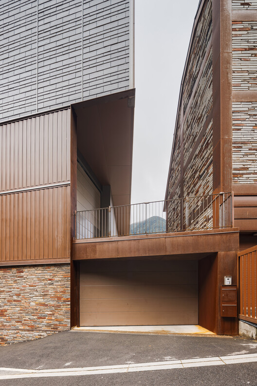 Edifício de Uso Misto de Escritórios, Depósito e Estacionamento / KF arquitectes Edifício de Uso Misto de Escritórios, Depósito e Estacionamento / KF arquitectes - Imagem 3 de 28