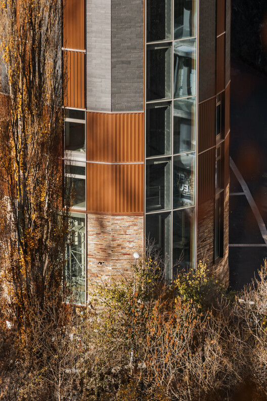 Edifício de Uso Misto de Escritórios, Depósito e Estacionamento / KF arquitectes Edifício de Uso Misto de Escritórios, Depósito e Estacionamento / KF arquitectes - Fotografia de Exterior, Madeira