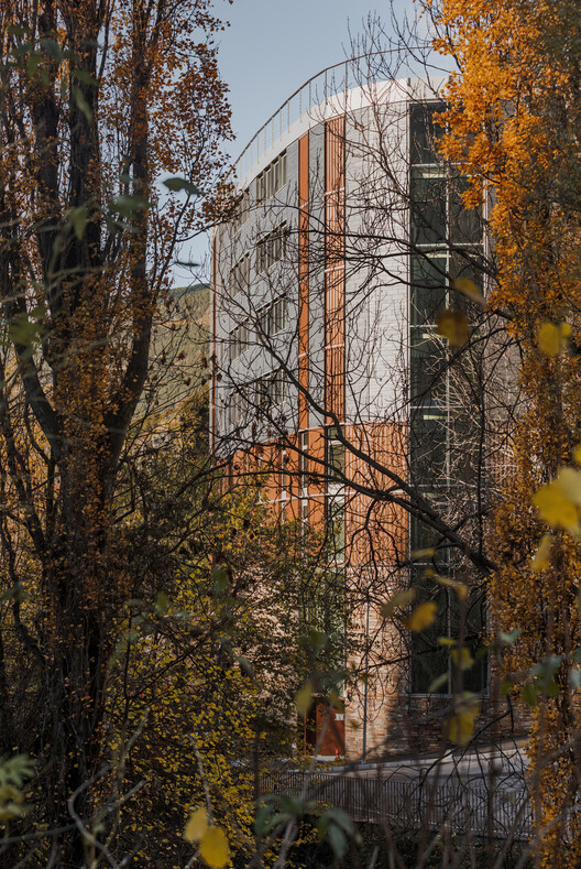 Edifício de Uso Misto de Escritórios, Depósito e Estacionamento / KF arquitectes Edifício de Uso Misto de Escritórios, Depósito e Estacionamento / KF arquitectes - Fotografia de Exterior