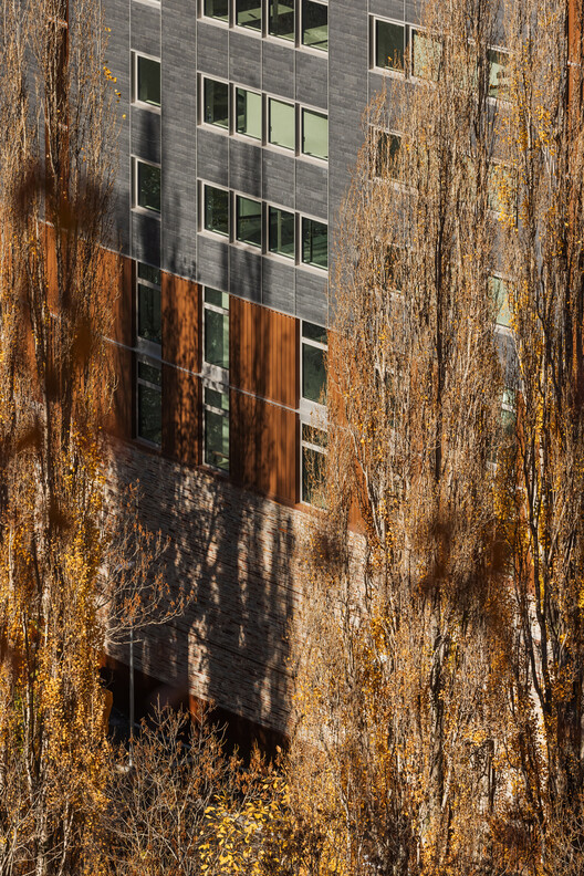 Edifício de Uso Misto de Escritórios, Depósito e Estacionamento / KF arquitectes Edifício de Uso Misto de Escritórios, Depósito e Estacionamento / KF arquitectes - Fotografia de Exterior