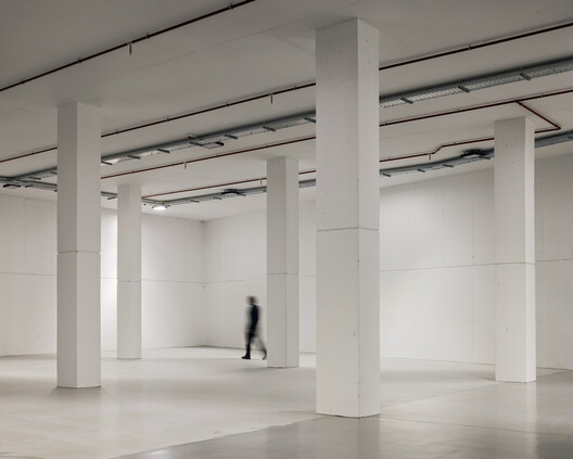 Edifício de Uso Misto de Escritórios, Depósito e Estacionamento / KF arquitectes Edifício de Uso Misto de Escritórios, Depósito e Estacionamento / KF arquitectes - Fotografia de Interiores, Pilar, Concreto