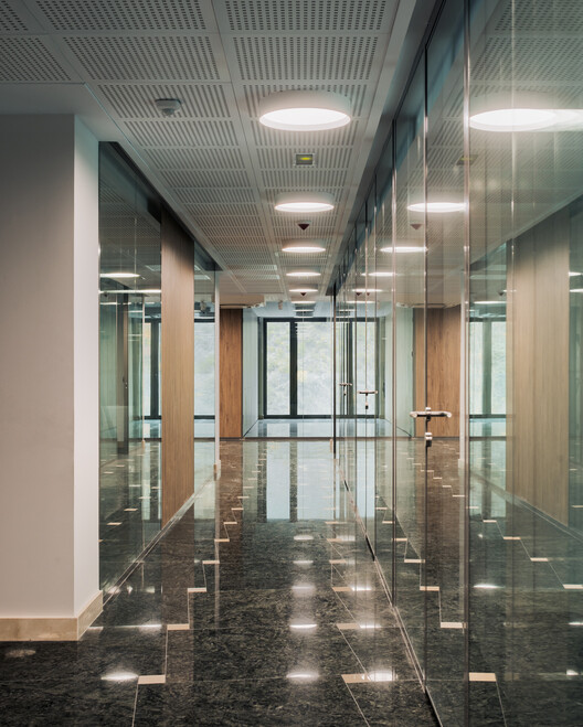 Edifício de Uso Misto de Escritórios, Depósito e Estacionamento / KF arquitectes Edifício de Uso Misto de Escritórios, Depósito e Estacionamento / KF arquitectes - Fotografia de Interiores, Iluminação, Vidro