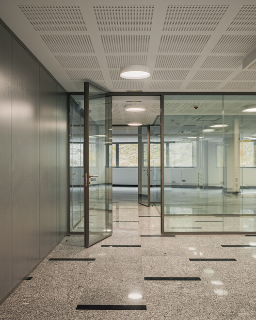 Edifício de Uso Misto de Escritórios, Depósito e Estacionamento / KF arquitectes Edifício de Uso Misto de Escritórios, Depósito e Estacionamento / KF arquitectes - Fotografia de Interiores, Iluminação, Vidro