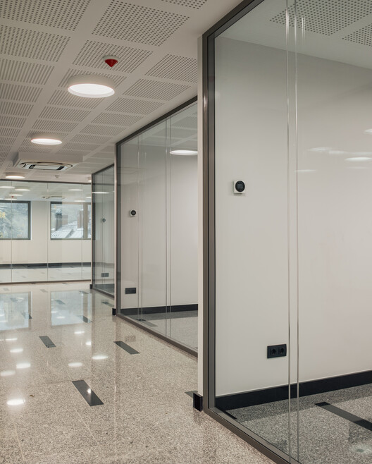 Edifício de Uso Misto de Escritórios, Depósito e Estacionamento / KF arquitectes Edifício de Uso Misto de Escritórios, Depósito e Estacionamento / KF arquitectes - Imagem 11 de 28