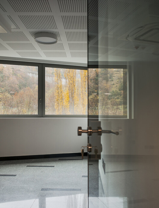 Edifício de Uso Misto de Escritórios, Depósito e Estacionamento / KF arquitectes Edifício de Uso Misto de Escritórios, Depósito e Estacionamento / KF arquitectes - Fotografia de Interiores, Porta, Vidro