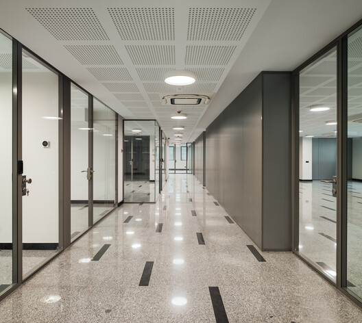 Edifício de Uso Misto de Escritórios, Depósito e Estacionamento / KF arquitectes Edifício de Uso Misto de Escritórios, Depósito e Estacionamento / KF arquitectes - Fotografia de Interiores, Iluminação, Vidro