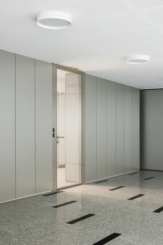 Edifício de Uso Misto de Escritórios, Depósito e Estacionamento / KF arquitectes Edifício de Uso Misto de Escritórios, Depósito e Estacionamento / KF arquitectes - Fotografia de Interiores