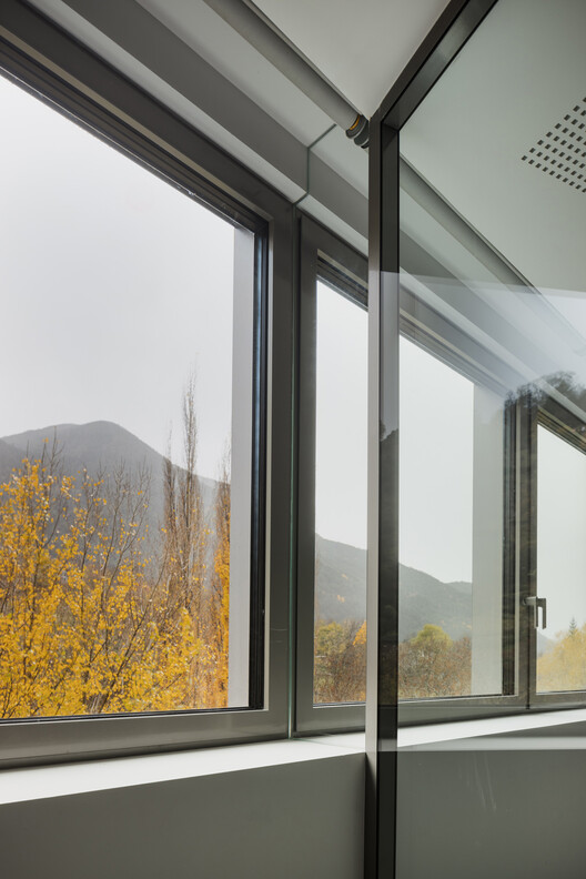 Edifício de Uso Misto de Escritórios, Depósito e Estacionamento / KF arquitectes Edifício de Uso Misto de Escritórios, Depósito e Estacionamento / KF arquitectes - Fotografia de Interiores, Vidro