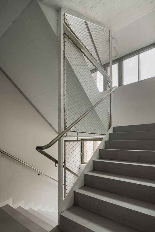 Edifício de Uso Misto de Escritórios, Depósito e Estacionamento / KF arquitectes Edifício de Uso Misto de Escritórios, Depósito e Estacionamento / KF arquitectes - Imagem 7 de 28