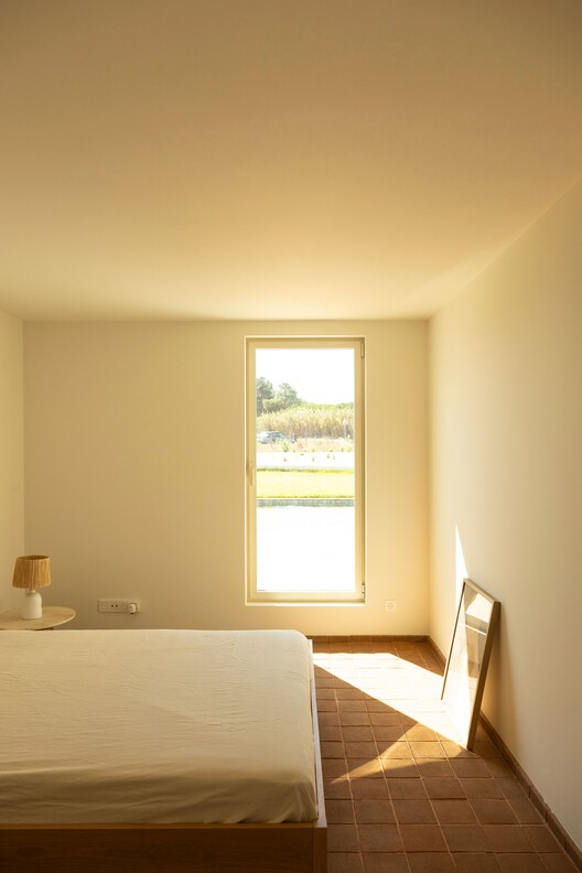 Casa em Pouca Farinha / Ana Teresa Niza + Ana Rita Marques Casa em Pouca Farinha / Ana Teresa Niza + Ana Rita Marques - Interior Photography, Bedroom, Wood