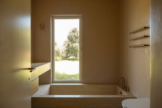 Casa em Pouca Farinha / Ana Teresa Niza + Ana Rita Marques Casa em Pouca Farinha / Ana Teresa Niza + Ana Rita Marques - Interior Photography, Bathroom, Wood, Bathtub