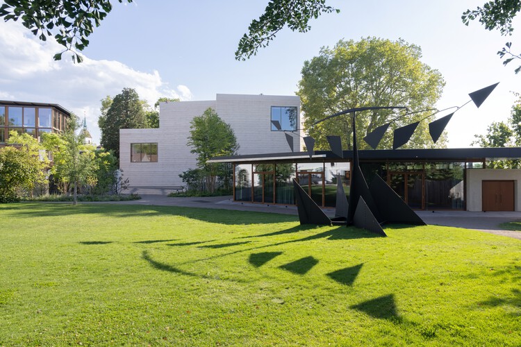 Fondation Beyeler’s Expansion and Safdie Architects’ Carnegie Library Restoration: This Week’s Review - Image 2 of 8